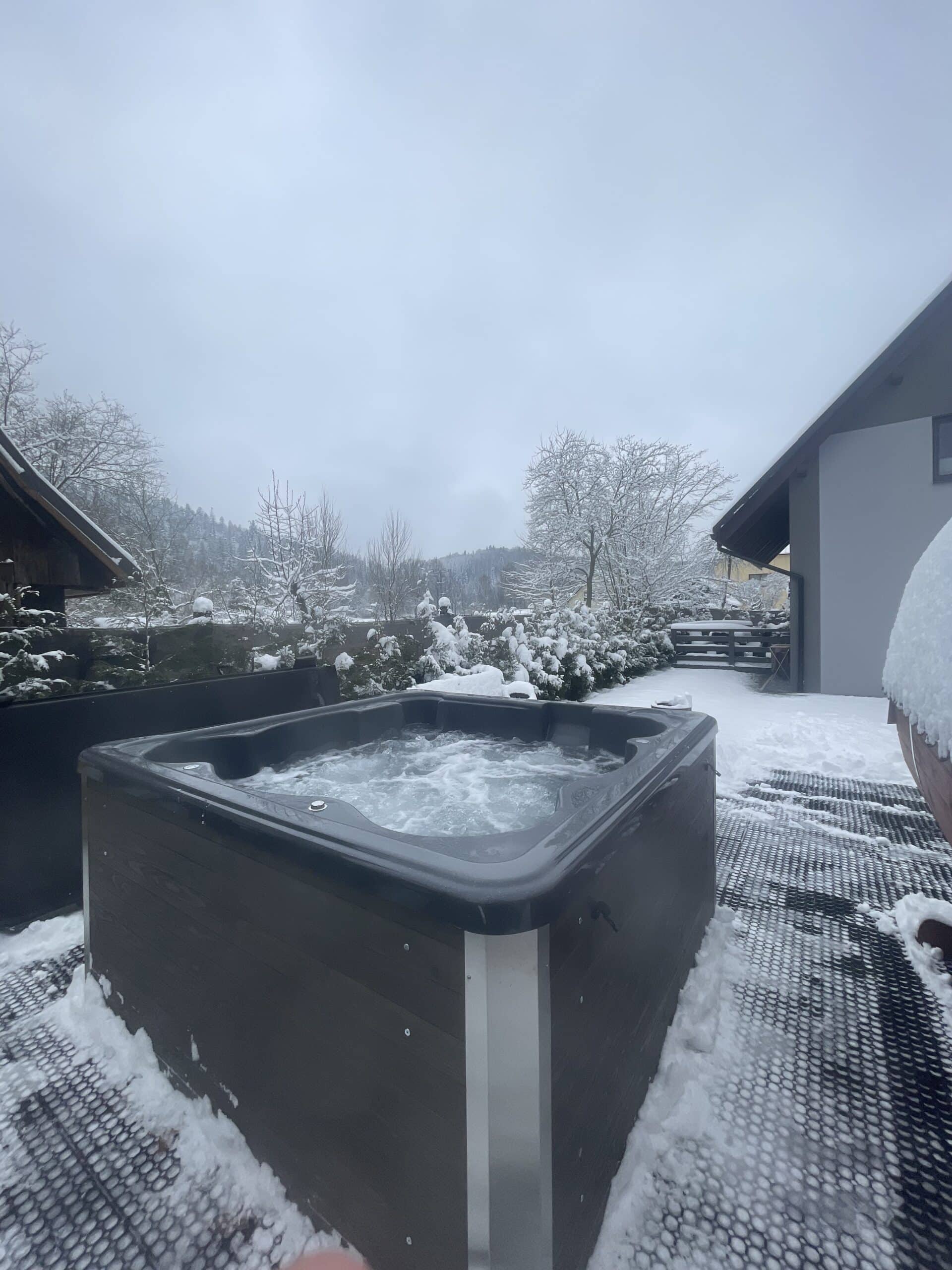 Jacuzzi (balia) przy domku w Wiśle – zima